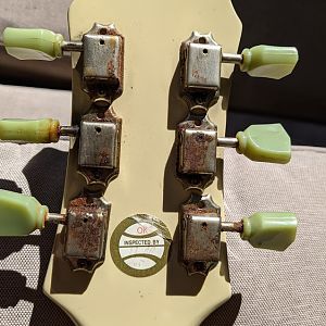 Epiphone G-310 tuners